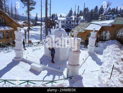 Srinagar, Indien. 11th. Februar 2022. Gesamtansicht der Schneeskulptur eines Taj Mahal, die von einem Grand mumtaz Hotelier angefertigt wurde, um Kunden in einem weltberühmten Skigebiet in Gulmarg, etwa 55 km nördlich von Srinagar, anzuziehen. In der Himalaya-Region Kaschmir wurde eine atemberaubende Schneeskulptur des Taj Mahal errichtet. (Foto von Sajad Hameed/Pacific Press) Quelle: Pacific Press Media Production Corp./Alamy Live News Stockfoto