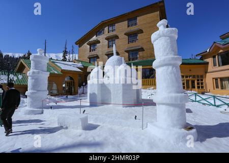 Srinagar, Indien. 11th. Februar 2022. Gesamtansicht der Schneeskulptur eines Taj Mahal, die von einem Grand mumtaz Hotelier angefertigt wurde, um Kunden in einem weltberühmten Skigebiet in Gulmarg, etwa 55 km nördlich von Srinagar, anzuziehen. In der Himalaya-Region Kaschmir wurde eine atemberaubende Schneeskulptur des Taj Mahal errichtet. (Foto von Sajad Hameed/Pacific Press) Quelle: Pacific Press Media Production Corp./Alamy Live News Stockfoto