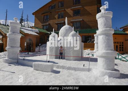 Srinagar, Indien. 11th. Februar 2022. Gesamtansicht der Schneeskulptur eines Taj Mahal, die von einem Grand mumtaz Hotelier angefertigt wurde, um Kunden in einem weltberühmten Skigebiet in Gulmarg, etwa 55 km nördlich von Srinagar, anzuziehen. In der Himalaya-Region Kaschmir wurde eine atemberaubende Schneeskulptur des Taj Mahal errichtet. (Foto von Sajad Hameed/Pacific Press) Quelle: Pacific Press Media Production Corp./Alamy Live News Stockfoto