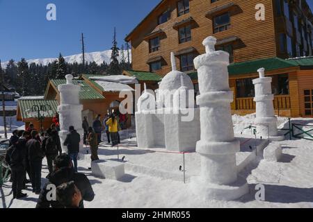 Srinagar, Indien. 11th. Februar 2022. Gesamtansicht der Schneeskulptur eines Taj Mahal, die von einem Grand mumtaz Hotelier angefertigt wurde, um Kunden in einem weltberühmten Skigebiet in Gulmarg, etwa 55 km nördlich von Srinagar, anzuziehen. In der Himalaya-Region Kaschmir wurde eine atemberaubende Schneeskulptur des Taj Mahal errichtet. (Foto von Sajad Hameed/Pacific Press) Quelle: Pacific Press Media Production Corp./Alamy Live News Stockfoto