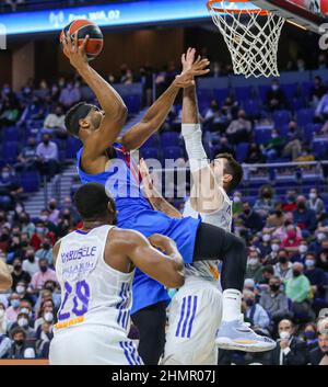 Madrid, Spanien. 11th. Februar 2022. 11th. Februar 2022; Wizink Center; Madrid; Spanien; Turkish Airlines Euroleague Basketball; Real Madrid vs FC Barcelona Barça; Brandon Davies (Barça) und Alberto Abalde (Madrid) 900/Cordon Press Credit: CORDON PRESS/Alamy Live News Stockfoto