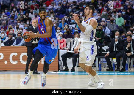 Madrid, Spanien. 11th. Februar 2022. 11th. Februar 2022; Wizink Center; Madrid; Spanien; Turkish Airlines Euroleague Basketball; Real Madrid vs FC Barcelona Barça; Brandon Davies (Barça) und Alberto Abalde (Madrid) 900/Cordon Press Credit: CORDON PRESS/Alamy Live News Stockfoto