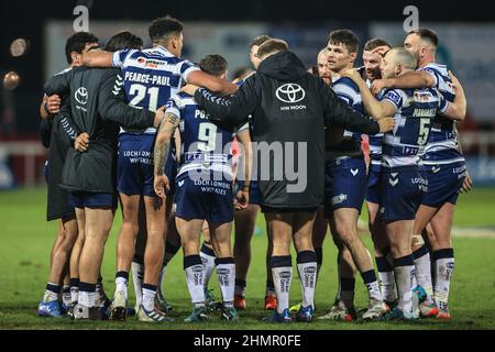 Kingston upon Hull, Großbritannien. 11th. Februar 2022. Wigan haben eine Gruppe Huddle nach dem Gewinn des Spiels in Kingston upon Hull, Vereinigtes Königreich am 2/11/2022. (Foto von Mark Cosgrove/News Images/Sipa USA) Quelle: SIPA USA/Alamy Live News Stockfoto