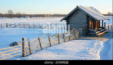 Traditionelles Holzhaus der wohlhabenden Bauernfamilie aus Zaonezhye, Kizhi, UNESCO-Weltkulturerbe, Onega-See, Karelien Republik Stockfoto