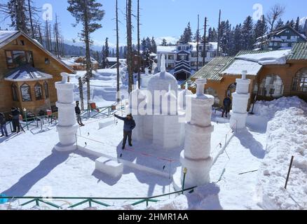 Srinagar, Indien. 11th. Februar 2022. 11. Februar 2022, Srinagar, Jammu und Kashmir, Indien: Gesamtansicht der Schneeskulptur eines Taj Mahal, die von einem Grand mumtaz Hotelier angefertigt wurde, um Kunden in einem weltberühmten Skigebiet in Gulmarg, etwa 55 km nördlich von Srinagar, anzuziehen. In der Himalaya-Region Kaschmir wurde eine atemberaubende Schneeskulptur des Taj Mahal errichtet. (Bild: © Sajad Hameed/Pacific Press via ZUMA Press Wire) Bild: ZUMA Press, Inc./Alamy Live News Stockfoto