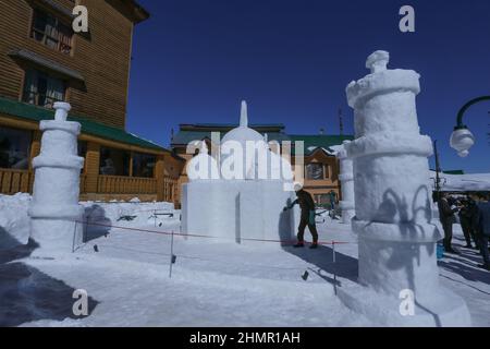 Srinagar, Indien. 11th. Februar 2022. 11. Februar 2022, Srinagar, Jammu und Kashmir, Indien: Besucher nehmen ein Selfie auf einem Smartphone vor der atemberaubenden Schneeskulptur des Taj Mahal, die vom Grand mumtaz Hotelier angefertigt wurde, um Kunden anzuziehen, in einem weltberühmten Skigebiet in Gulmarg, etwa 55 km nördlich von Srinagar. In der Himalaya-Region Kaschmir wurde eine atemberaubende Schneeskulptur des Taj Mahal errichtet. (Bild: © Sajad Hameed/Pacific Press via ZUMA Press Wire) Bild: ZUMA Press, Inc./Alamy Live News Stockfoto