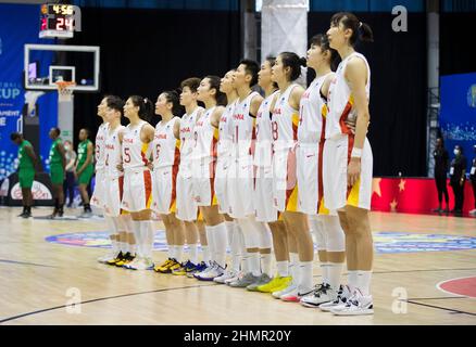 Belgrad, Serbien, 10th. Februar 2022. Die chinesische Mannschaft während der Nationalhymne beim Spiel der FIBA Women's Basketball World Cup Qualifying Tournament zwischen China und Nigeria in Belgrad, Serbien. 10. Februar 2022. Kredit: Nikola Krstic/Alamy Stockfoto