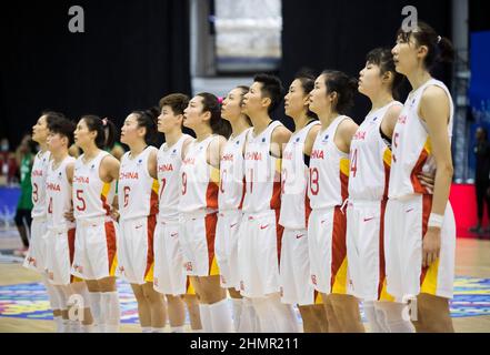 Belgrad, Serbien, 10th. Februar 2022. Die chinesische Mannschaft während der Nationalhymne beim Spiel der FIBA Women's Basketball World Cup Qualifying Tournament zwischen China und Nigeria in Belgrad, Serbien. 10. Februar 2022. Kredit: Nikola Krstic/Alamy Stockfoto