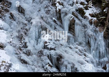 Detail des gefrorenen Wasserfalls mit vielen Eiskellen. Stockfoto