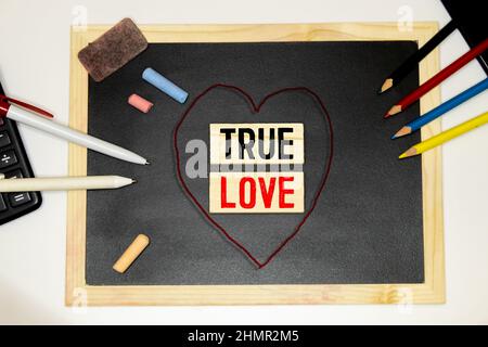 Schlüssel und Herz als Symbol der Liebe mit Text wahre Liebe. Stockfoto