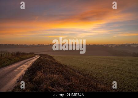 Landstraße in der Nähe von Meopham Kent, vor Sonnenaufgang an einem kalten und frostigen Morgen im Winter Stockfoto