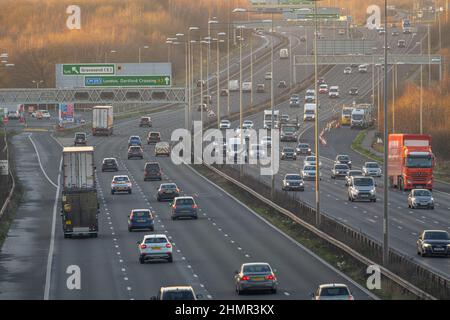 Die A2 blickt von einer Brücke auf der Thong Lane in der Nähe von Gravesend Kent nach London Stockfoto