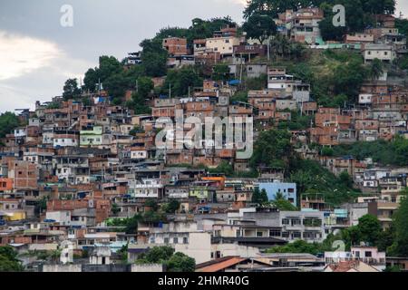 Rio de Janeiro, Brasilien. 11th. Februar 2022. (INT) Gewalt: Gesamtansicht des Penha-Komplexes im Norden von Rio de Janeiro. Februar. Übersicht über den Penha-Komplex, in Rio de Janeiro, am Freitag (11). Bei einer Polizeioperation, die heute in Vila Cruzeiro im Complexo da Penha durchgeführt wurde, starben nach einer Konfrontation mit Sicherheitsagenten mindestens acht Menschen. Das Special Operations Bataillon, Bope und die Federal Highway Police (PRF) nahmen an der Aktion Teil. Das Ziel, so das Unternehmen, war es, Drogenhändler zu finden, die aus dem Slum von Jacarezinho geflohen sind, ebenfalls im Norden von Rio de Credit: ZUMA Press, Stockfoto