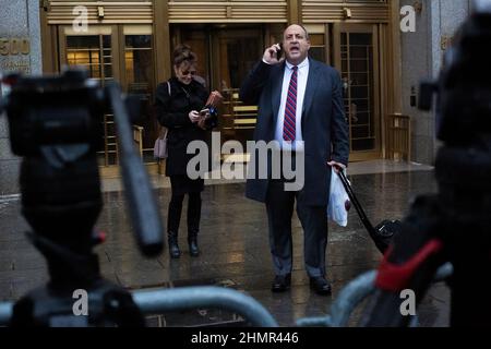 Ehemaliger Gouverneur Von Alaska Sarah Palin verlässt das Bundesgericht in Manhattan mit ihrem Anwalt Ken Turkel am 3. Februar 2022 in New York. (Foto von Molly Crane-Newman/New York Daily News/TNS/Sipa USA) Quelle: SIPA USA/Alamy Live News Stockfoto