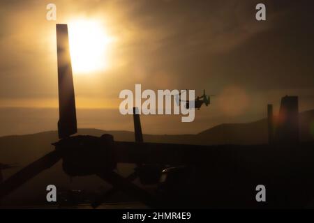 Ein US Marine MV-22B Osprey hebt vom Marine Corps Air Station Camp Pendleton, Kalifornien, ab, 8. Februar 2022. Die Luftstation betreibt und unterhält einen sicheren Flugplatz, um die Kommandos der i Marine Expeditionary Force, des Marine Corps Base Camps Pendleton und Besuchseinheiten zu unterstützen, um ihre Missionsfähigkeiten und ihre Kampfbereitschaft zu verbessern. (USA Marine Corps Foto von Lance CPL. Nataly Espitia) Stockfoto