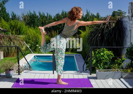 Tandil, Argentinien. 11th. Februar 2022. Eine junge Frau praktiziert Yoga in Tandil. Kredit: SOPA Images Limited/Alamy Live Nachrichten Stockfoto