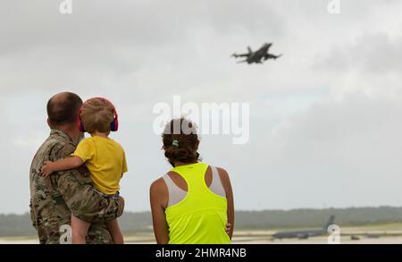 Eine Familie vom Team Andersen beobachtet während des Trainings Cope North 22, 9. Februar 2022, den Start des Flugzeugs vom Luftwaffenstützpunkt Andersen. Dienstmitglieder, ihre Familien und Führungskräfte der Zivilluftfahrt wurden zur Fluglinie eingeladen, um die Bedeutung von Cope North zu erfahren und dabei die Fähigkeiten der Flugzeuge zu beobachten. Übung Cope North ist die größte multilaterale Übung der US Pacific Air Forces und umfasst mehr als 2 500 US-Luftwaffe, Marine und Segler, die zusammen mit 1.000 Kollegen der Japan Air Self-Defense Force und der Royal Australian Air Force arbeiten. (USA Luftwaffe Foto von Senior Airman Helena Owens) Stockfoto