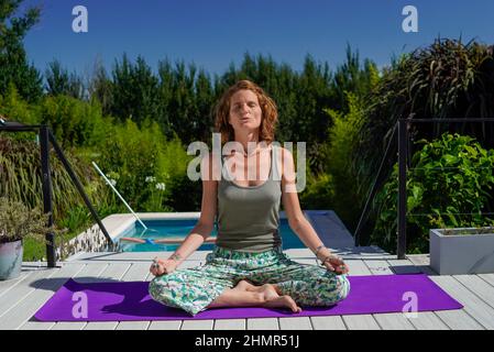 Tandil, Argentinien. 11th. Februar 2022. Eine junge Frau praktiziert Yoga in Tandil. (Foto von Patricio Murphy/SOPA Images/Sipa USA) Quelle: SIPA USA/Alamy Live News Stockfoto