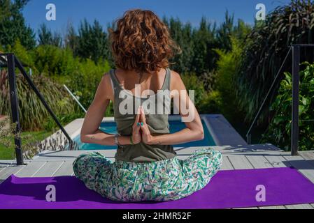 Tandil, Argentinien. 11th. Februar 2022. Eine junge Frau praktiziert Yoga in Tandil. (Foto von Patricio Murphy/SOPA Images/Sipa USA) Quelle: SIPA USA/Alamy Live News Stockfoto