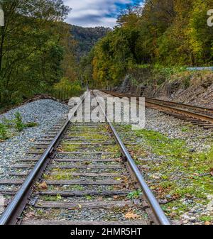 Historische Eisenbahnstrecken, die durch die Fayette Station, den New River Gorge National Park, West Virginia, USA, führen Stockfoto
