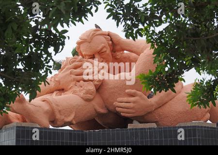 „El Beso“ (der Kuss), eine große Skulptur von Victor Delfin, die am 1993 eingeweiht wurde, mit Blick auf den Pazifik im „Parque del Amor“ (Love Park) im Stadtteil Miraflores von Lima, ist ein Treffpunkt für verliebte Menschen am 14th. Februar. Stockfoto