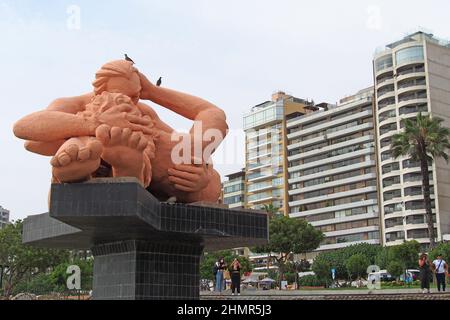 „El Beso“ (der Kuss), eine große Skulptur von Victor Delfin, die am 1993 eingeweiht wurde, mit Blick auf den Pazifik im „Parque del Amor“ (Love Park) im Stadtteil Miraflores von Lima, ist ein Treffpunkt für verliebte Menschen am 14th. Februar. Stockfoto