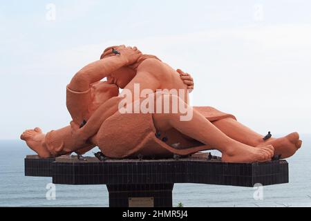 „El Beso“ (der Kuss), eine große Skulptur von Victor Delfin, die am 1993 eingeweiht wurde, mit Blick auf den Pazifik im „Parque del Amor“ (Love Park) im Stadtteil Miraflores von Lima, ist ein Treffpunkt für verliebte Menschen am 14th. Februar. Stockfoto