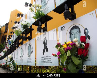 Mit dem Rückgang der Infektionen durch die dritte Welle von Covid 19 scheint sich die Pandemie nun endlich zu entfernen, aber als Denkmal an der Fassade des peruanischen Medizinischen Kollegs zurückzulassen; Hunderte von schwarzen Rippen und Porträts peruanischer Ärzte, die im Dienst starben, als sie die Pandemie bekämpften. Peru hat bisher den Tod von mehr als 200 000 Bürgern durch Covid-19 erlitten.Vertreter der Medizinischen Hochschule geben während der Coronavirus-Pandemie (Covid-19) vor einem schwarzen Band Erklärungen und Portraitfotos von verstorbenen, diensthabenden peruanischen Ärzten ab. Stockfoto