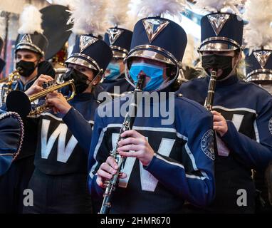 New York, NY - 10. Februar 2022: NYC High Schools Marching Band der Susan E. Wagner High School und Forest Hills High School tritt bei der Eröffnungsnacht von "The Music man" am Broadway im Winter Garden Theatre auf Stockfoto