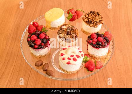 Es ist ein kleines Stück Kuchen für eine Person. Sie werden in Form von Muffins und Cupcakes gebacken. Papiere, die Kapseln genannt werden, werden in die Form gelegt. Stockfoto