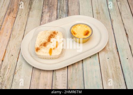 Reispudding ist ein typisches Dessert in der Gastronomie vieler Länder, das durch langsames Kochen von Reispudding und Zucker hergestellt wird. Es wird normalerweise mit cin bestreut Stockfoto