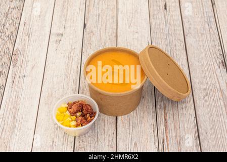 Ein guter Cordovan salmorejo ist es, die Tomaten zusammen mit dem zuvor geschälten Knoblauch zu zerdrücken Stockfoto