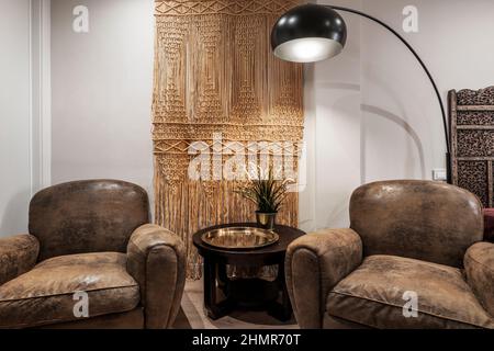 Sofa-Set mit braunem Vintage-Leder mit arabischen und modernen Ornamenten Stockfoto