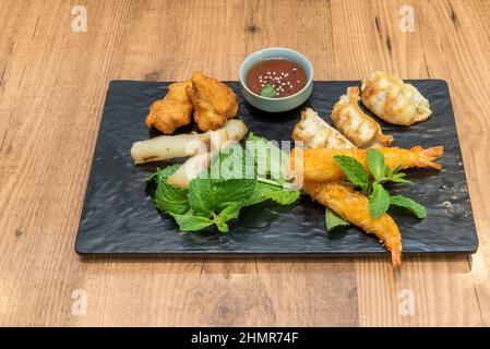 Gemischtes Gemüse und Garnelen Tempura. ... Es ist ein Teig namens Tempura, und um es zu verwirklichen, brauchen Sie nur drei Zutaten Stockfoto