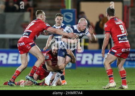 Liam Farrell #12 von Wigan Warriors wird von Kane Linnet #12 von Hull KR angegangen Stockfoto