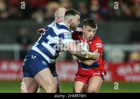 Mikey Lewis #20 von Hull KR wird am 2/11/2022 von kaide Ellis #15 und Liam Farrell #12 von Wigan Warriors in angegangen. (Foto von David Greaves/News Images/Sipa USA) Quelle: SIPA USA/Alamy Live News Stockfoto