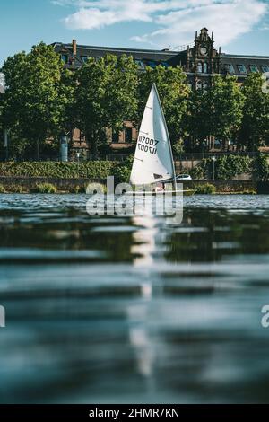 Schöne Seestücke mit Boot und Berg auf dem Bakckground Stockfoto