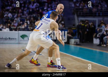 Madrid, Spanien. 11th. Februar 2022. Fabien Causer (weiß) und Nick Calathes (blau) beim FC Barcelona-Sieg über Real Madrid 68 - 86 beim regulären Saisonspiel der Turkish Airlines Euroleague (Runde 26), das in Madrid (Spanien) im Wizink Center gefeiert wurde. Februar 11th 2022. (Bild: © Juan Carlos GarcÃ-A Mate/Pacific Press via ZUMA Press Wire) Bild: ZUMA Press, Inc./Alamy Live News Stockfoto