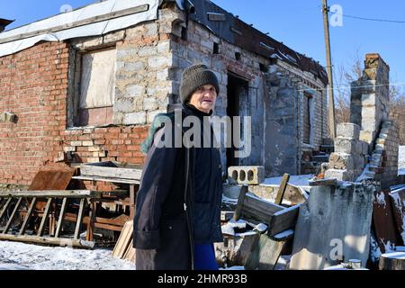 Zaitsewe, Donezk, Ukraine. 5th. Februar 2022. Sofiya (Name griechischer Herkunft, was "Weisheit" bedeutet) im Alter von 85 Jahren in der Nähe ihres zerstörten Hauses, das viele Male in den Außenbezirken von Zaitseve unter Beschuss gesetzt wurde, gesehen.US-Präsident Joe Biden hat alle in der Ukraine verbliebenen amerikanischen Bürger aufgefordert, das Land unverzüglich zu verlassen, unter Berufung auf die zunehmende Bedrohung durch russische Militäraktion. Er sagte, dass er keine Truppen entsenden würde, um die Amerikaner zu retten, wenn Moskau die Ukraine einmarschiert. Der Kreml sagt, dass er "rote Linien" durchsetzen will, um sicherzustellen, dass sein ehemaliger sowjetischer Nachbar nicht der NATO Beitritt (Foto: © Andriy Andriyenko/SOPA) Stockfoto