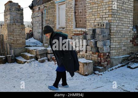 Zaitsewe, Donezk, Ukraine. 5th. Februar 2022. Sofiya (Name griechischer Herkunft, was "Weisheit" bedeutet) im Alter von 85 Jahren in der Nähe ihres zerstörten Hauses, das viele Male in den Außenbezirken von Zaitseve unter Beschuss gesetzt wurde, gesehen.US-Präsident Joe Biden hat alle in der Ukraine verbliebenen amerikanischen Bürger aufgefordert, das Land unverzüglich zu verlassen, unter Berufung auf die zunehmende Bedrohung durch russische Militäraktion. Er sagte, dass er keine Truppen entsenden würde, um die Amerikaner zu retten, wenn Moskau die Ukraine einmarschiert. Der Kreml sagt, dass er "rote Linien" durchsetzen will, um sicherzustellen, dass sein ehemaliger sowjetischer Nachbar nicht der NATO Beitritt (Foto: © Andriy Andriyenko/SOPA) Stockfoto