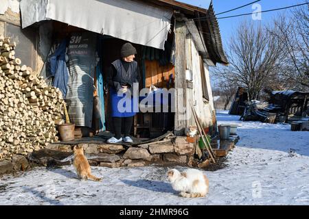 Zaitsewe, Donezk, Ukraine. 5th. Februar 2022. Sofiya (Name griechischer Herkunft, was "Weisheit" bedeutet), 85 Jahre alt, auf der Veranda ihres teilweise wiedererbauten Hauses, das viele Male unter dem schweren Beschuss in den Außenbezirken von Zaitseve stand.US-Präsident Joe Biden hat alle in der Ukraine verbliebenen amerikanischen Bürger aufgefordert, das Land sofort zu verlassen. Unter Berufung auf die zunehmenden Bedrohungen der russischen Militäraktion. Er sagte, dass er keine Truppen entsenden würde, um die Amerikaner zu retten, wenn Moskau die Ukraine einmarschiert. Der Kreml sagt, dass er „rote Linien“ durchsetzen will, um sicherzustellen, dass sein ehemaliger sowjetischer Nachbar nicht der NATO Beitritt (Foto: Stockfoto