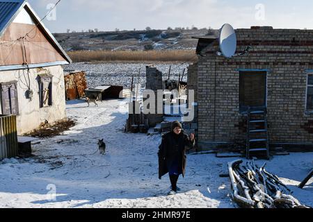 Zaitsewe, Donezk, Ukraine. 5th. Februar 2022. Sofiya (Name griechischer Herkunft, was "Weisheit" bedeutet) im Alter von 85 Jahren wurde um sie herum gesehen und zerstörte Häuser, die viele Male unter dem schweren Beschuss in den Außenbezirken von Zaitseve standen.US-Präsident Joe Biden hat alle in der Ukraine verbliebenen amerikanischen Bürger aufgefordert, das Land sofort zu verlassen. Unter Berufung auf die zunehmenden Bedrohungen der russischen Militäraktion. Er sagte, dass er keine Truppen entsenden würde, um die Amerikaner zu retten, wenn Moskau die Ukraine einmarschiert. Der Kreml sagt, er wolle "rote Linien" durchsetzen, um sicherzustellen, dass sein ehemaliger sowjetischer Nachbar nicht der NATO beitritt (Credit Image Stockfoto