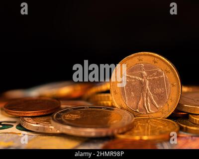 Ukraine. 11th. Februar 2022. In dieser Fototafel ist die Rückseite der 1 Euro 2002-Münze für Italien unter verschiedenen Münzen mit schwarzem Hintergrund zu sehen. Kredit: SOPA Images Limited/Alamy Live Nachrichten Stockfoto