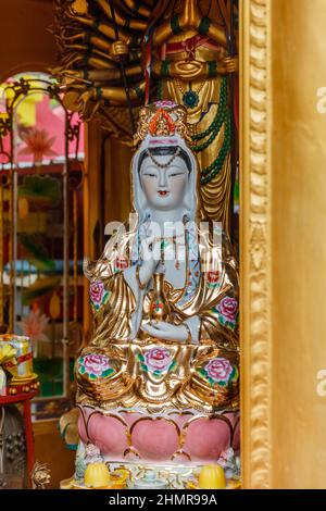 Guanyin (Göttin der Barmherzigkeit) Statue im chinesischen Tempel Kelenteng Ong Tay Jen Griya Kongco Dwipayana, Denpasar, Bali, Indonesien. Stockfoto