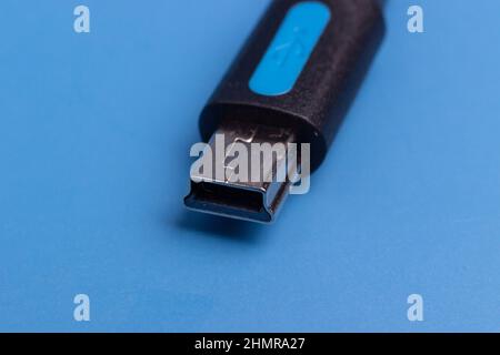 USB B isoliert auf blauem Hintergrund, einer der ersten Kabeltypen Stockfoto