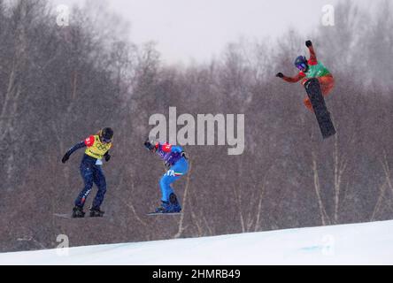 Die britische Charlotte Banks (links) ist auf dem Weg zum Sieg im Gemischten Team Snowboard Cross Viertelfinale 4 am achten Tag der Olympischen Winterspiele 2022 in Peking im Genting Snow Park P & X Stadium in China. Bilddatum: Samstag, 12. Februar 2022. Stockfoto