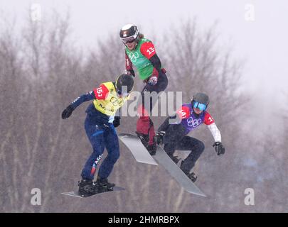 Die britische Charlotte Banks (links) tritt am achten Tag der Olympischen Winterspiele 2022 in Peking im Genting Snow Park P & X Stadium in China beim Mixed Team Snowboard Cross Small Final an. Bilddatum: Samstag, 12. Februar 2022. Stockfoto