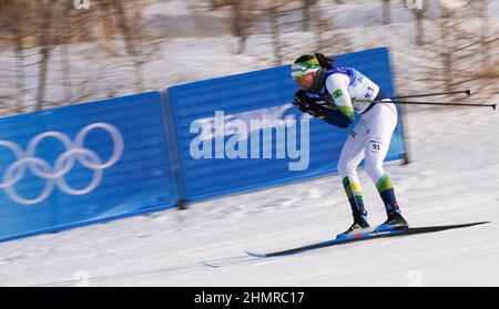 (220212) -- ZHANGJIAKOU, 12. Februar 2022 (Xinhua) -- Jaqueline Mourao aus Brasilien tritt beim Langlauf-Klassiker der Frauen 10km im Nationalen Langlaufzentrum in Zhangjiakou, nordchinesische Provinz Hebei, am 10. Februar 2022 an. Jaqueline Mourao, die 2008 in Peking, wo sie beim Mountainbiken antrat, wieder Fuß setzte, hat als erste brasilianische Athletin seit ihrem olympischen Debüt in Athen 2004 acht Mal Geschichte geschrieben, Und sie ist auch die erste brasilianische Athletin, die sowohl bei Sommer- als auch bei Winterolympiaden antrat."2008 war ich keine sehr reife Athletin, Männer Stockfoto