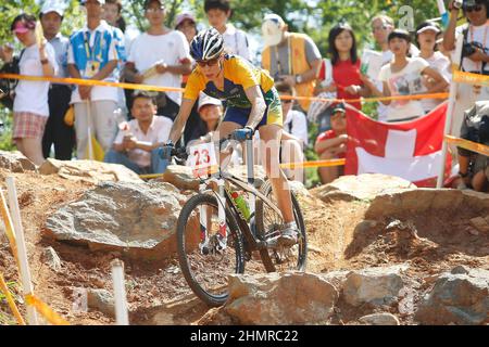 (220212) -- ZHANGJIAKOU, 12. Februar 2022 (Xinhua) -- das Dateifoto zeigt Jaqueline Mourao aus Brasilien beim Mountainbike-Spiel der Olympischen Spiele 2008 in Peking, der Hauptstadt Chinas, am 22. August 2008. Jaqueline Mourao, die 2008 in Peking, wo sie beim Mountainbiken antrat, wieder Fuß setzte, hat als erste brasilianische Athletin seit ihrem olympischen Debüt in Athen 2004 acht Mal Geschichte geschrieben, Und sie ist auch die erste brasilianische Athletin, die sowohl bei Sommer- als auch bei Winterolympiaden antrat."2008 war ich geistig nicht sehr ausgereift", sagte Mourao. „Heute Stockfoto