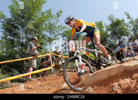 (220212) -- ZHANGJIAKOU, 12. Februar 2022 (Xinhua) -- das Dateifoto zeigt Jaqueline Mourao aus Brasilien beim Mountainbike-Spiel der Olympischen Spiele 2008 in Peking, der Hauptstadt Chinas, am 22. August 2008. Jaqueline Mourao, die 2008 in Peking, wo sie beim Mountainbiken antrat, wieder Fuß setzte, hat als erste brasilianische Athletin seit ihrem olympischen Debüt in Athen 2004 acht Mal Geschichte geschrieben, Und sie ist auch die erste brasilianische Athletin, die sowohl bei Sommer- als auch bei Winterolympiaden antrat."2008 war ich geistig nicht sehr ausgereift", sagte Mourao. „Heute Stockfoto